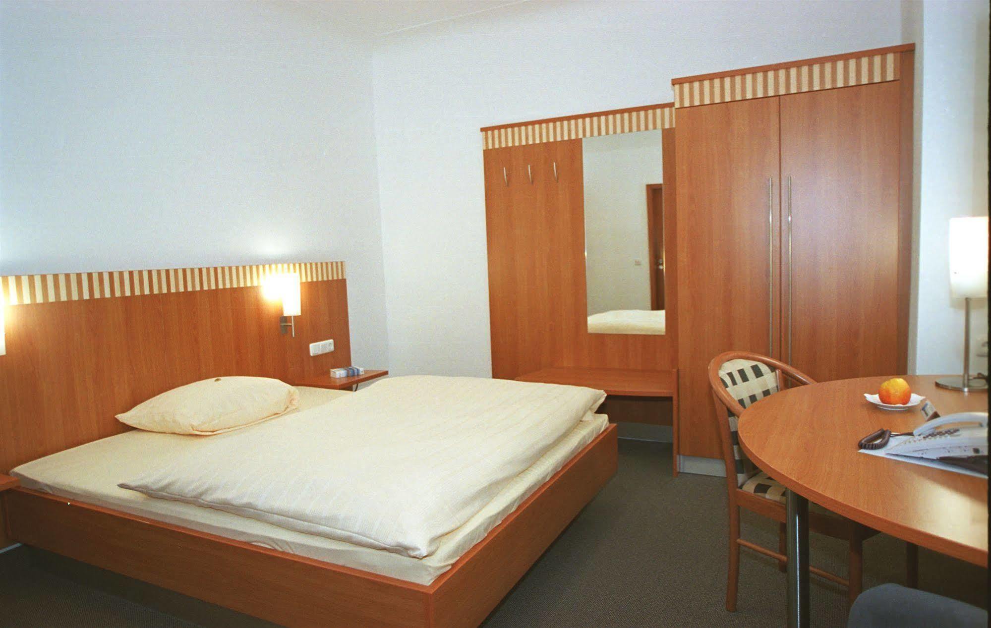 Parkhotel Schillerhain Кирххаймболанден Екстериор снимка